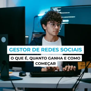 Gestor de redes sociais a trabalhar no computador